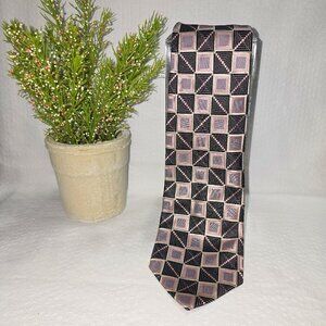 MENS DANIEL CRAIG TIE PINK AND BLACK GEOMETRIC SQUARE PATTERN 100% SILK EUC